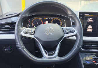 Подержанный автомобиль Volkswagen Tiguan 2023 года (17 фото)
