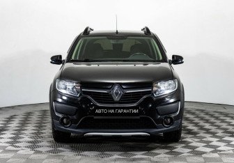 Подержанный автомобиль Renault Sandero 2017 года (2 фото)
