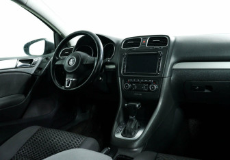 Подержанный автомобиль Volkswagen Golf Hatchback 2010 года (8 фото)