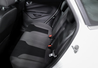 Подержанный автомобиль Ford Fiesta Sedan 2015 года (10 фото)