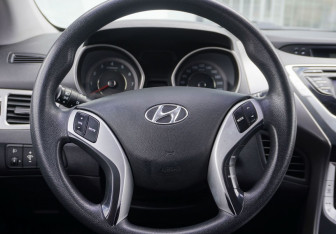 Подержанный автомобиль Hyundai Elantra Sedan 2011 года (14 фото)