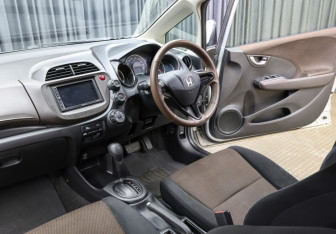 Подержанный автомобиль Honda Fit Shuttle 2012 года (15 фото)
