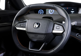 Подержанный автомобиль Changan UNI-V 2024 года (15 фото)