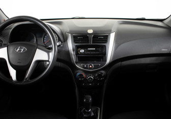 Подержанный автомобиль Hyundai Solaris Hatchback 2014 года (14 фото)