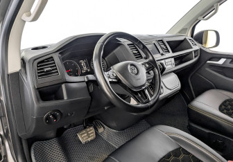 Подержанный автомобиль Volkswagen Multivan 2019 года (17 фото)