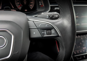 Подержанный автомобиль Audi Q8 2021 года (26 фото)