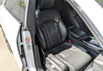 Подержанный автомобиль Audi Q8 2019 года (24 фото)