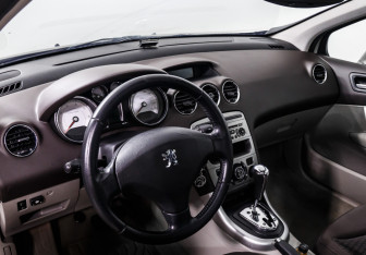 Подержанный автомобиль Peugeot 308 Hatchback 2008 года (9 фото)