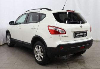 Подержанный автомобиль Nissan Qashqai 2013 года (6 фото)