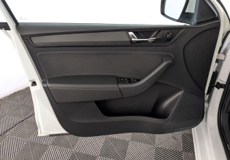 Подержанный автомобиль Skoda Rapid Liftback 2021 года (19 фото)