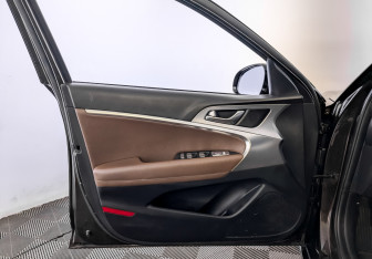 Подержанный автомобиль Genesis G70 2019 года (19 фото)