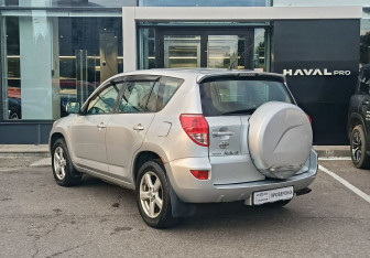 Подержанный автомобиль Toyota RAV4 2006 года (7 фото)