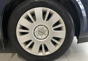 Подержанный автомобиль Opel Astra Sedan 2008 года (18 фото)