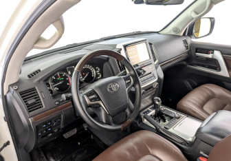 Подержанный автомобиль Toyota Land Cruiser Suv 2016 года (16 фото)