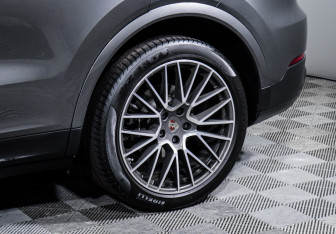 Подержанный автомобиль Porsche Cayenne 2019 года (15 фото)