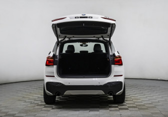 Подержанный автомобиль BMW X1 2015 года (19 фото)