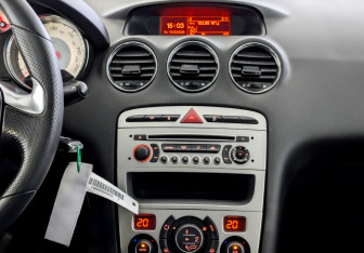 Подержанный автомобиль Peugeot 408 2016 года (14 фото)