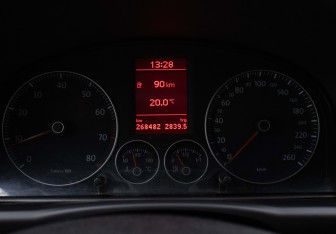 Подержанный автомобиль Volkswagen Touran 2008 года (12 фото)