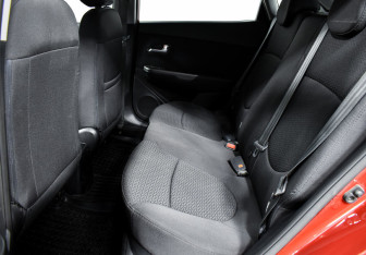 Подержанный автомобиль Kia Rio Hatchback 2016 года (8 фото)