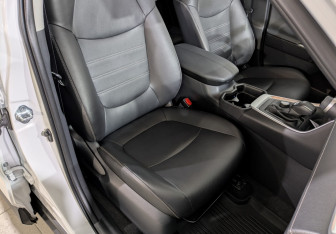 Подержанный автомобиль Toyota RAV4 2022 года (13 фото)