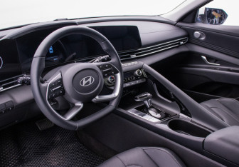 Подержанный автомобиль Hyundai Elantra Sedan 2023 года (10 фото)