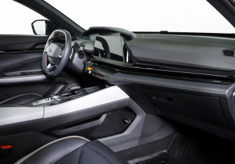 Подержанный автомобиль Changan UNI-V 2023 года (11 фото)