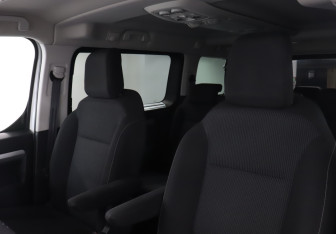 Подержанный автомобиль Peugeot Traveller 2022 года (16 фото)