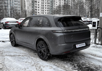 Подержанный автомобиль LiXiang L7 2024 года (7 фото)