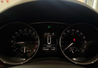 Подержанный автомобиль Skoda Superb Wagon 2012 года (15 фото)