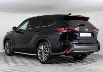 Подержанный автомобиль Toyota Highlander 2021 года (7 фото)