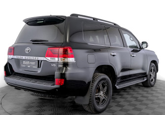 Подержанный автомобиль Toyota Land Cruiser Suv 2016 года (5 фото)