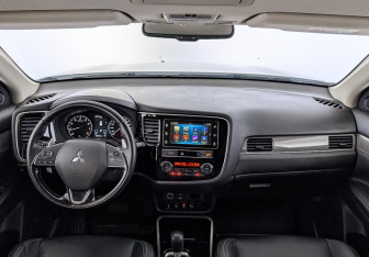 Подержанный автомобиль Mitsubishi Outlander 2019 года (14 фото)