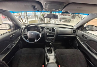 Подержанный автомобиль Hyundai Sonata 2005 года (10 фото)