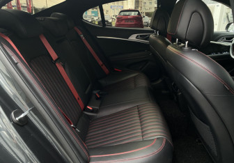 Подержанный автомобиль Genesis G70 2020 года (12 фото)