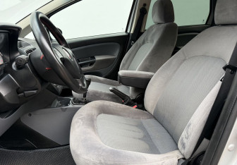 Подержанный автомобиль Fiat Linea 2011 года (10 фото)