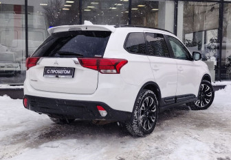 Подержанный автомобиль Mitsubishi Outlander 2021 года (8 фото)