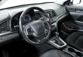 Подержанный автомобиль Hyundai Elantra Sedan 2017 года (7 фото)