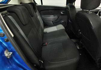 Подержанный автомобиль Renault Sandero 2016 года (13 фото)