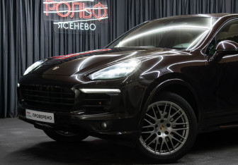 Подержанный автомобиль Porsche Cayenne 2015 года (22 фото)