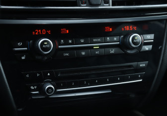 Подержанный автомобиль BMW X5 2014 года (21 фото)