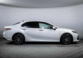 Подержанный автомобиль Toyota Camry Sedan 2022 года (4 фото)