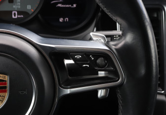 Подержанный автомобиль Porsche Macan 2015 года (22 фото)
