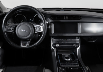 Подержанный автомобиль Jaguar XF Sedan 2019 года (12 фото)