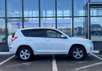 Подержанный автомобиль Toyota RAV4 2012 года (4 фото)