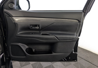 Подержанный автомобиль Mitsubishi Outlander 2020 года (24 фото)