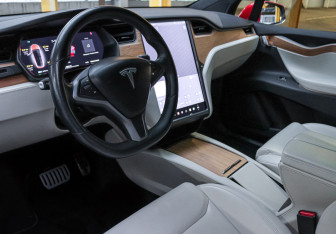 Подержанный автомобиль Tesla Model X 2019 года (14 фото)
