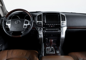 Подержанный автомобиль Toyota Land Cruiser Suv 2014 года (12 фото)