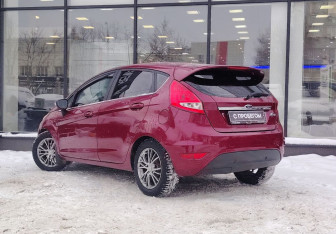 Подержанный автомобиль Ford Fiesta Hatchback 2011 года (6 фото)