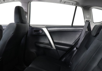 Подержанный автомобиль Toyota RAV4 2015 года (12 фото)