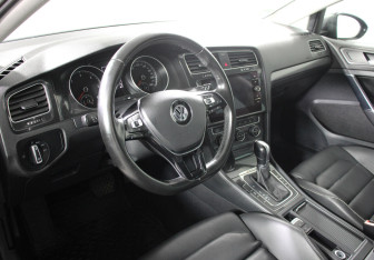 Подержанный автомобиль Volkswagen Golf Wagon 2019 года (8 фото)